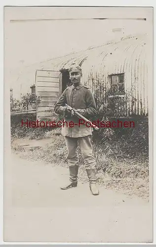 (80373) Foto AK 1.WK Soldat mit Pickelhaube und Gewehr vor Blech-Baracke