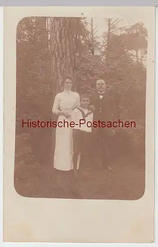 (58632) Foto AK Familie posiert vor Baum im Park, geschr. a. Berlin-Schöneberg