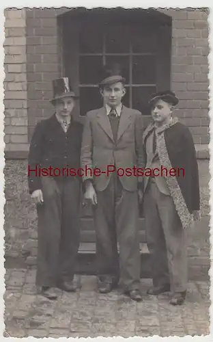 (F2644) Orig. Foto drei junge Männer im Anzug u. Zylinder