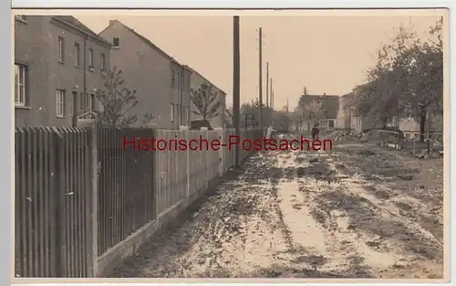 (F2785) Orig. Foto unbefestigte Straße zw. Häuserzeilen