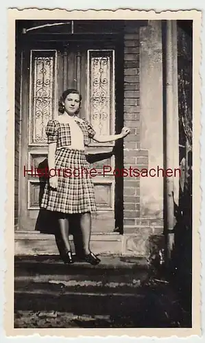 (F2273) Orig. Foto junge Frau an Haustür, 1930er