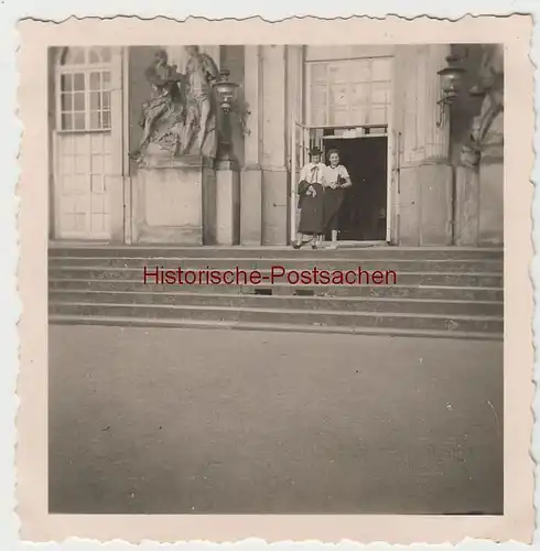 (F4016) Orig. Foto Damen vor dem Neuen Palais, Potsdam 1937