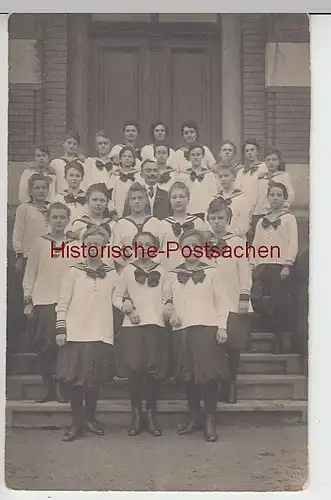 (39692) Foto AK Mädchen-Gruppe in Matrosen-Uniform vor Gebäude, 1921
