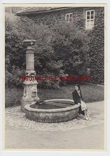 (F7102+) Orig. Foto Weimar, Frau sitzt am Brunnen vor dem Haus der Frau von Stein 1938