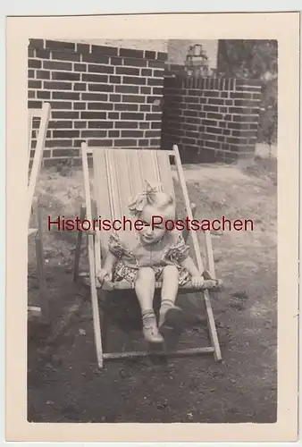 (F7273) Orig. Foto kleines Mädchen sitzt im Liegestühlen im Garten 1939