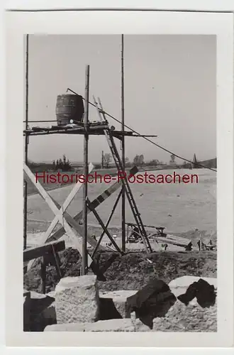 (F6928) Orig. Foto Baustelle, Tiefbau 1938, Holzgestell mit Fass für Betonmischer