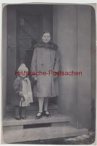 (F8238) Orig. Foto Frau Selma u. Junge Friedelieb Harnisch vor der Haustür 1928