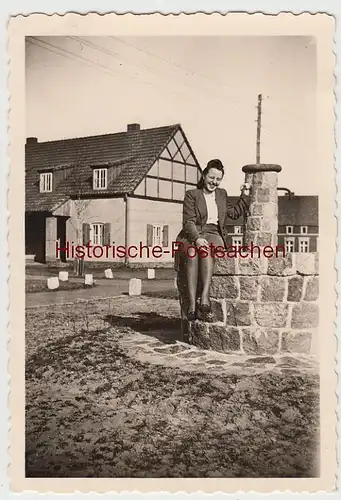 (F11435) Orig. Foto Eggesin, RAD-Lager, Frau auf Brunnen an den Wohnhäusern 1944