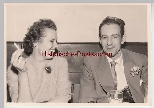(F13860) Orig. Foto Herr Erwin Kalkstein a. Bremerhaven u. Frau Krug am Tisch 1958