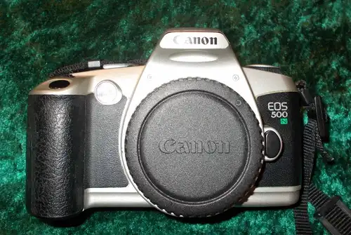 Canon EOS 500 N mit Trageriemen und Bedienungsanleitung Spiegelreflexkamera