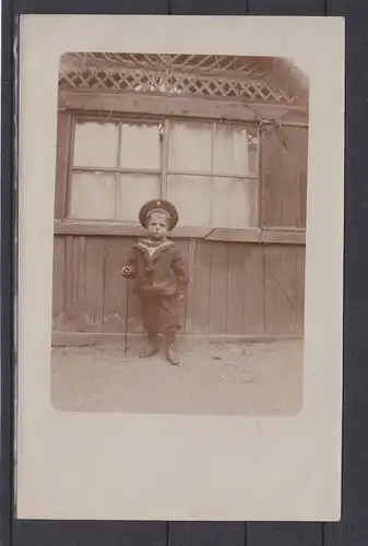 AK PK Junge Bub Matrosenanzug vor Jagdhütte um 1910 Echtfoto