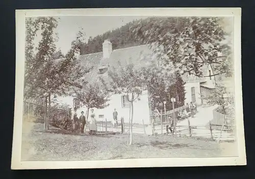 Foto Bauernhaus Haus Garten Tracht Hut Bäume 1891 ca.11,5x16,6cm 400942 TH