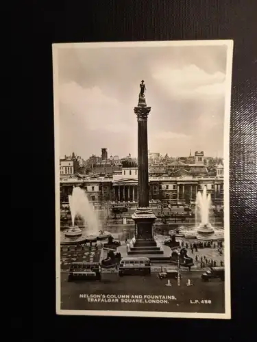 Nelsons Column and Fountains, Trafalgar Square, London 400329 gr D