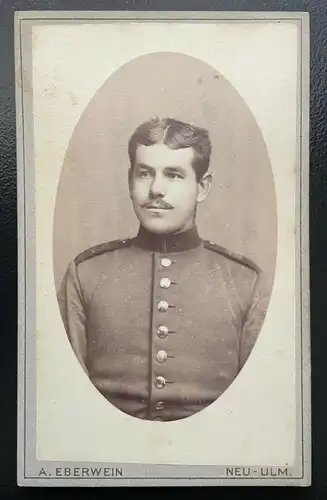 Foto Porträt Soldat Uniform Bart A.Eberwein Neu-Ulm ca.10,3x6,4cm 402433 TH
