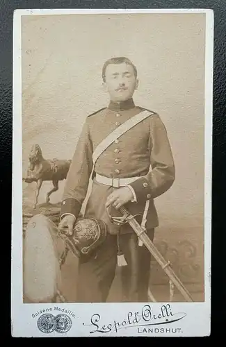 Foto Porträt Soldat Uniform Bart Degen L.Oretti Landshut ca10,4x6,4cm 402421 TH
