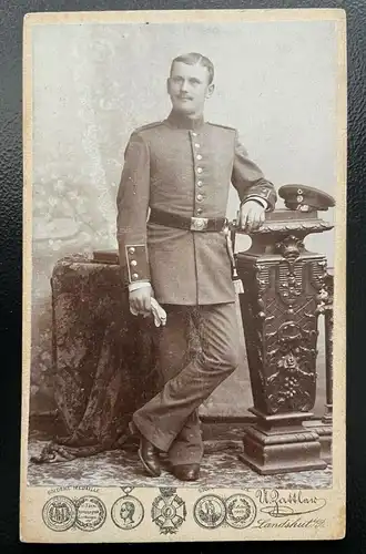 Foto Porträt Soldat Uniform Bart Säule U.Zattler Landshut ca10,5x6,4cm 402420 TH