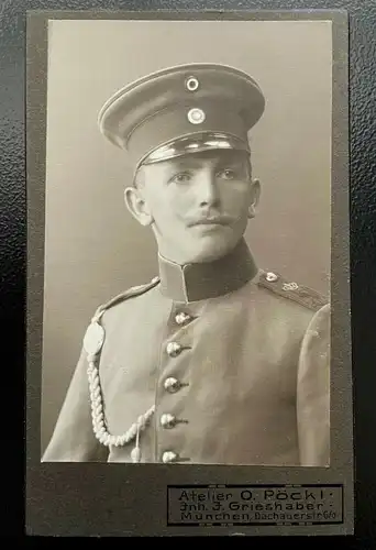 Foto Porträt Soldat Uniform Bart Schirmmütze Pöckl München ca10,4x6,4cm 402419TH