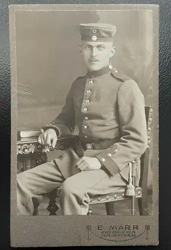 Foto Porträt Soldat Uniform Bart Kappe E.Marr Zweibrücken ca10,5x6,5cm 402418 TH