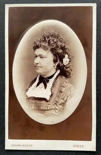 Foto Porträt Frau Kleid Tracht Locken J.Bichler Steyr ca.6,4x10,3cm 410098 TH