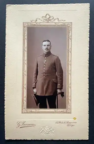 Foto Porträt Soldat Uniform Bart Mütze Janssens Liege ca.10,7x17,4cm 410084 TH