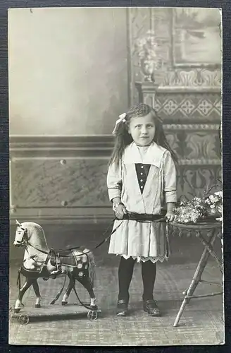 Porträt Mädchen Kind Pferd Spielzeug Kleid Tracht Zöpfe 400302 TH A
