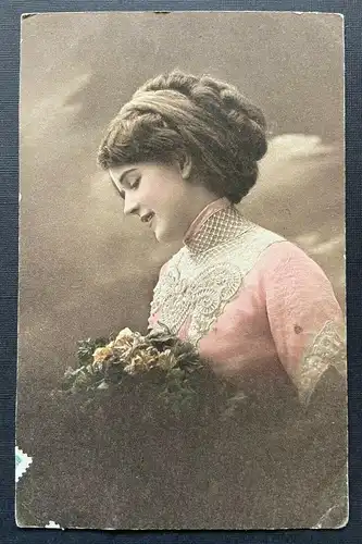 Porträt Frau Mädchen Kleid Tracht geflochtene Haare Zopf Blumenstrauß 400379 F