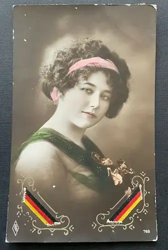 Porträt Frau Stirnband Kleid Tracht Locken Flagge Deutschland Präge 400375 TH F