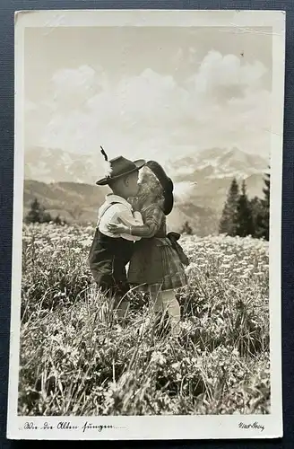 Wie die Alten Kinder Junge Mädchen Kuss Tracht Alm Wiese Berg Gebirge 402637 C