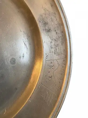 Antiker Zinnteller Zinn Gravur 1782 Initialen KB 3x Gestempelt Zinnengel 39 cm