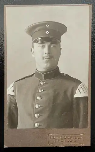 Foto Porträt Soldat Uniform Bart Mütze Bertuch Prenzlau ca.10,4x6,4cm 402429 TH