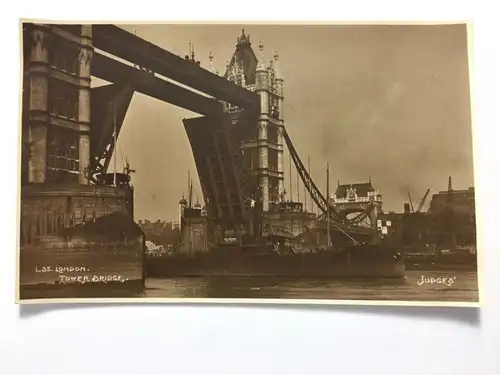 London - Tower Bridge - Schiff fährt durch Tower Bridge - England 40185 TH