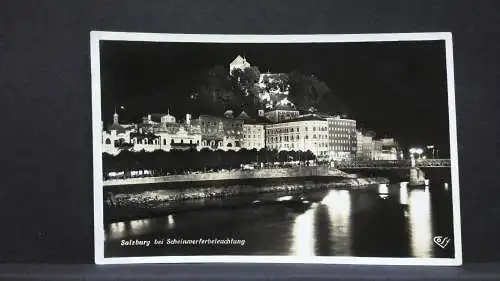 Salzburg bei Scheinwerferbeleuchtung Nacht Salzach JW165868