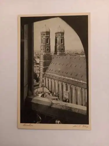 München Blick auf die Frauenkirche 688