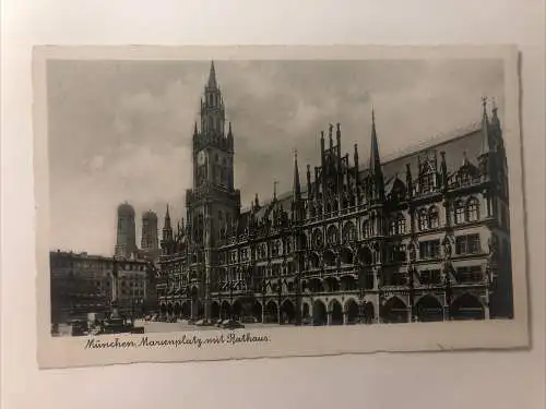 München. Marienplatz mit Rathaus. 20341