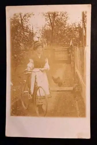 Frau Mit Fahrrad 400335 gr I