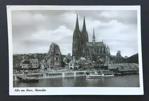 Köln am Rhein Ufer Fluss Dom Schiff Nordrhein-Westfalen Deutschland  TH