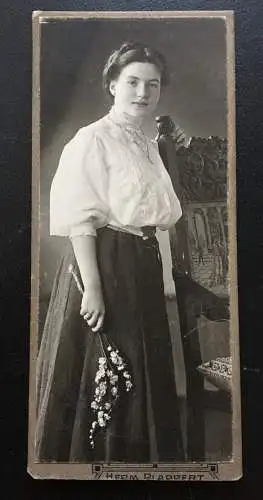 Foto Junge Frau Blumen Mädchen - Herm.Plappert München ca.4,9x11,2cm 400683 TH