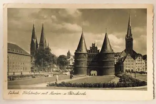 Lübeck Holstentor mit Marien u Petrikirche  82026