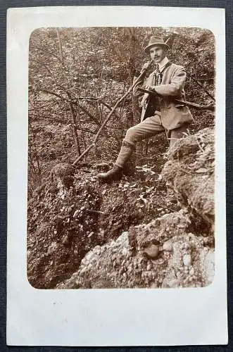 Porträt Mann Jäger Gewehr Tracht Jacke Anzug Hut Bart Stock Wald 400332 TH A