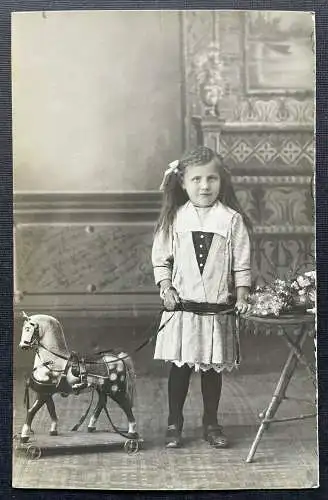 Porträt Mädchen Kind Pferd Spielzeug Kleid Tracht Zöpfe 400302 TH A