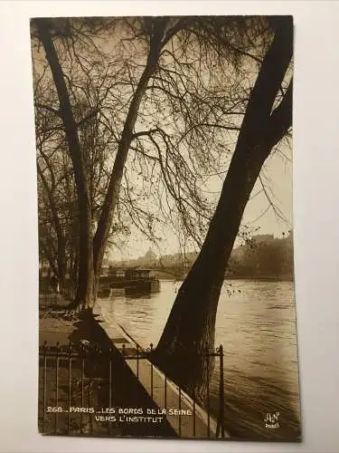 Paris Les Bords De La Seine Vers L‘institut. 655