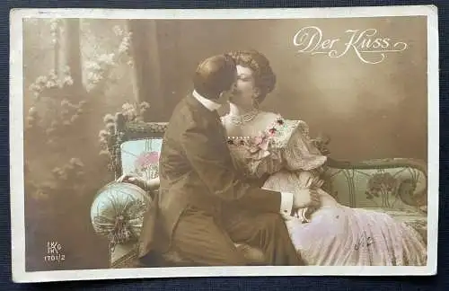 Der Kuss Mann Frau Paar Liebe Kleid Anzug Tracht Sofa 400369 TH F