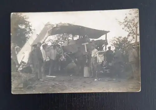 Ansichtskarte Militaria Abgestürztes Flugzeug Soldaten 7 Ga