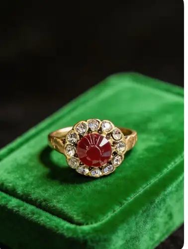 Vintage Damenring mit rotem Glasstein – Größe 55