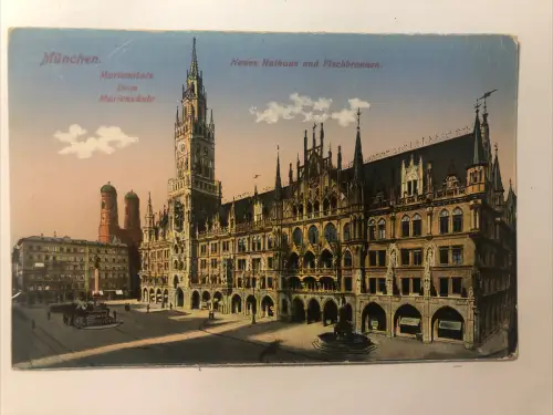München. Marienplatz Dom Mariensäule. Neues Rathaus und Fischbrunnen. 20329