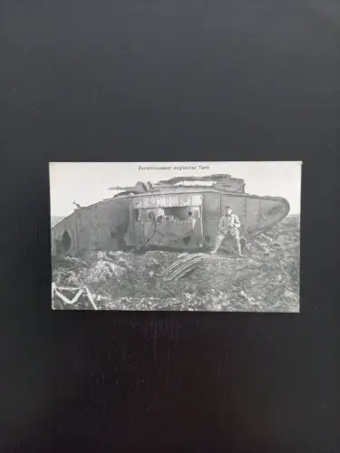 Zerschossener Englischer Tank Mit Soldat Gr