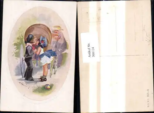 Künstler Ak F. Gareis Kinder Kuss hinter Kinderwagen Alte Frau liest Lese