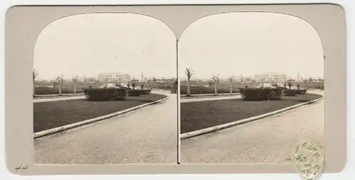 [Im Zentrum der Photographie, eine viergeschossige Palastarchitektur, Frontfassa