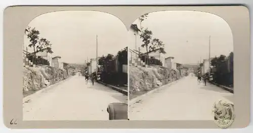 [Schnurgerade Strasse links und rechts von Hütten und Häusern gesäumt. Eineige M