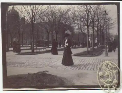 `Wien, Österreich 1908` Elegante Dame auf dem Ring - im Hintergrund das Naturhis